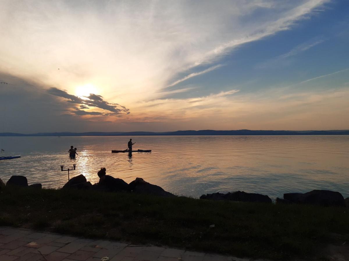 Holiday Home Balatonszarszo Bagian luar foto