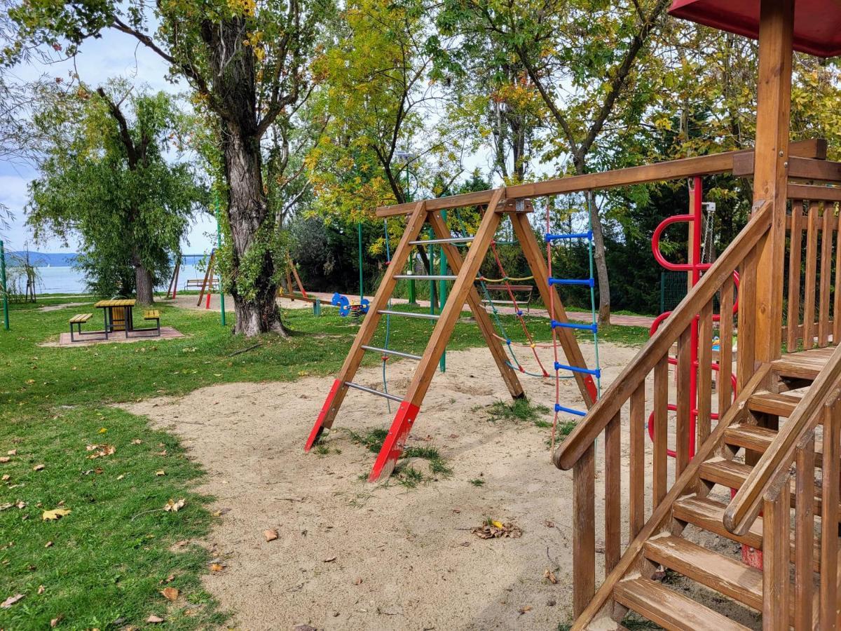 Holiday Home Balatonszarszo Bagian luar foto